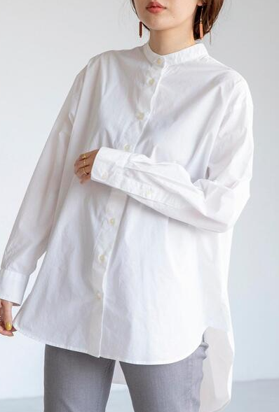 白シャツ①透け感+ナチュラルな風合い、着丈長めで年齢問わず着られる